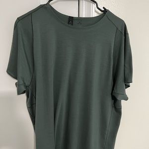 Lululemon Size L  T shirt
